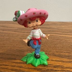 TCFC Strawberry Shortcake Figurine Figure Standing on Green Grass Cake Topper